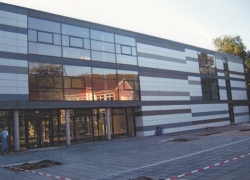 schule-goettingen-fassadentafel-natura-genietet-800m2-001